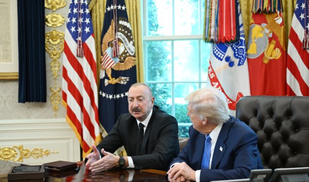 Trampdan İlham Əliyevə xüsusi hədiyyə - FOTO