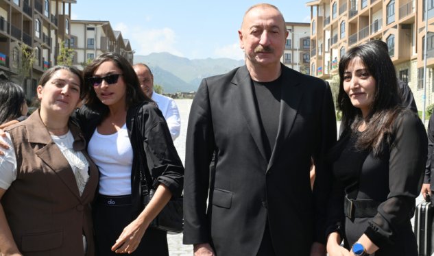 Prezident və xanımı kəlbəcərlilərlə bir arada - FOTOLAR