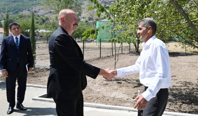 Prezident Kolatağ sakininin evində qonaq oldu - FOTOLAR