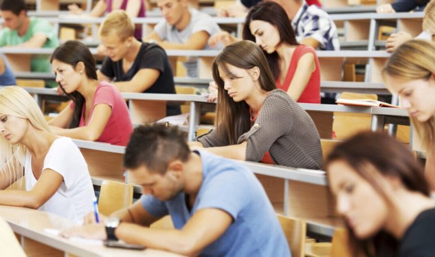 Prezidentin fərmanı qüvvəyə mindi: Tələbə təqaüdü 350 manat oldu