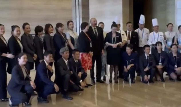 Prezidentin Çində qaldığı hotelin heyəti ilə səmimi görüşü - GÖRÜNTÜLƏR