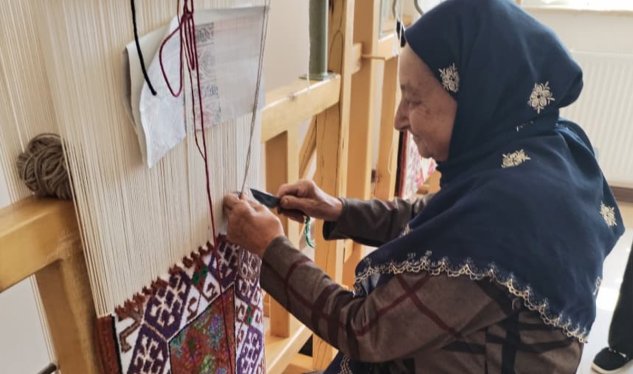 78 yaşında tələbə olan Hicrət nənə: 12 nəvəsi, 12 nəticəsi var