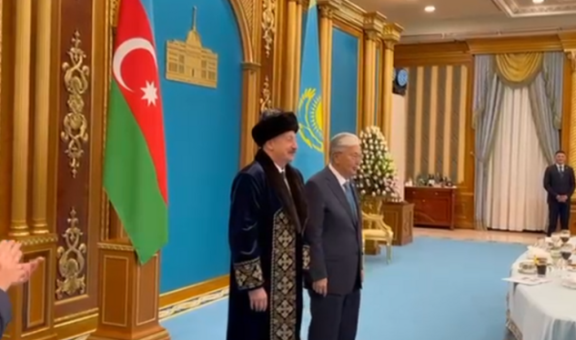 Tokayev İlham Əliyevə qazax milli geyimini hədiyyə etdi - VİDEO