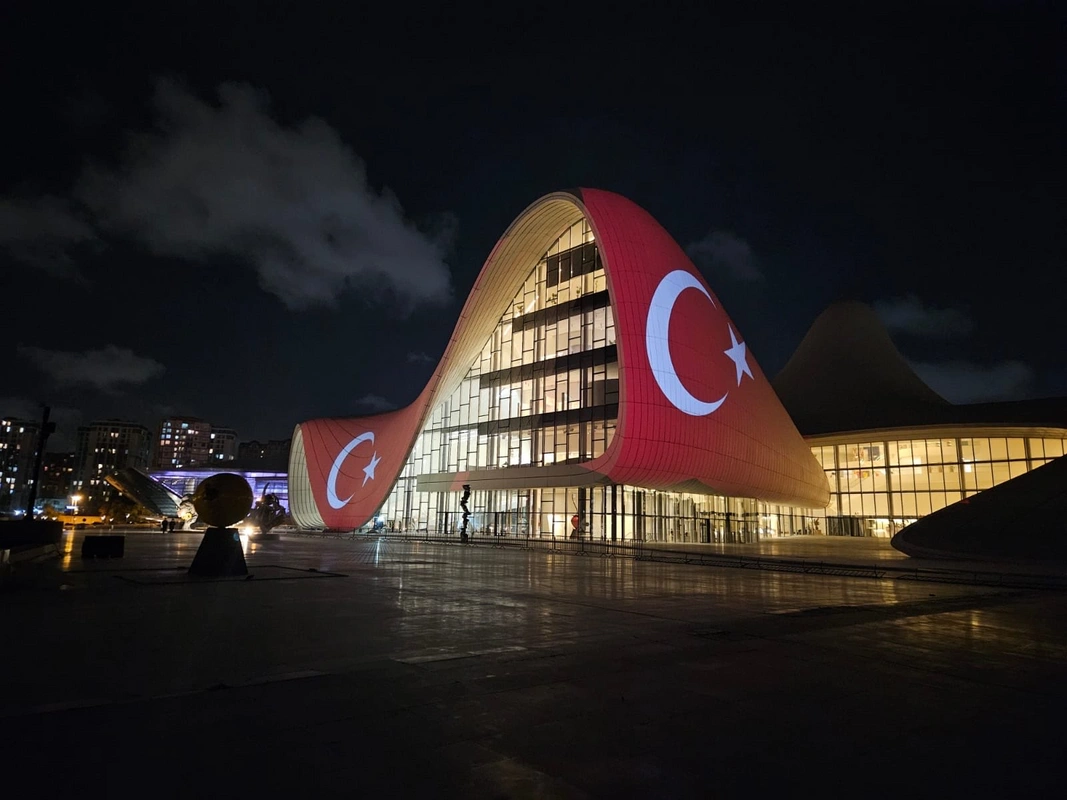 Heydər Əliyev Mərkəzi Türkiyə bayrağına büründü