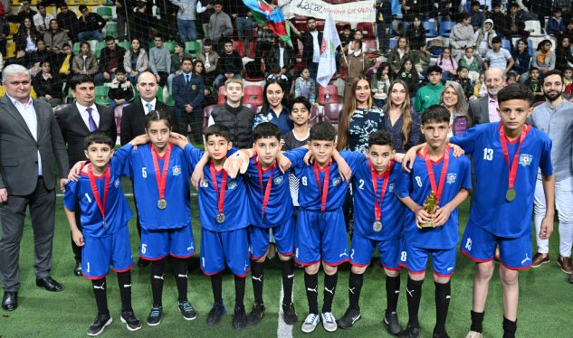 Prezidentin qızları və gəlini minifutbol turnirində - FOTOLAR