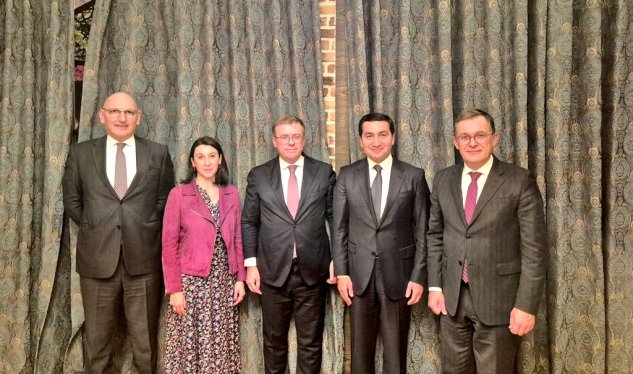 Makronun müşaviri Bakıya niyə gəlib?