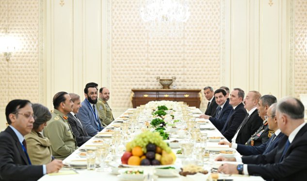 İlham Əliyev Şahbaz Şəriflə birgə nahar etdi