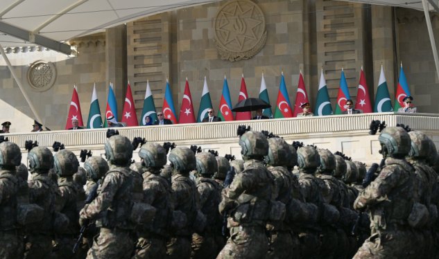 Hərbi paradı kimlər izləyib? - SİYAHI