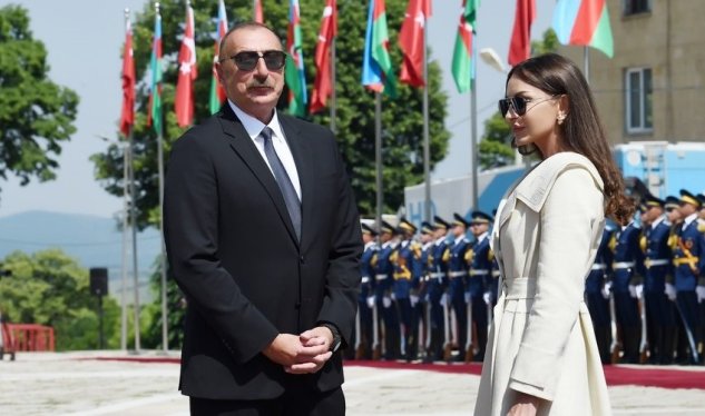 Spiker Prezidentlə xanımını YAP-ın 33 illiyi münasibətilə təbrik etdi