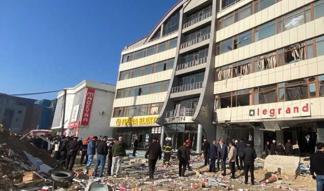 Bakıda partlayış olan ofis binasından geriyə qalanlar - FOTO