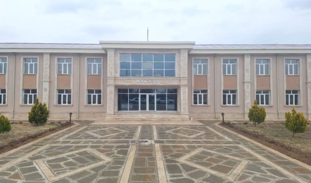 Direktorun vəzifəyə qayıtmasına etiraz edən müəllimlər TƏNBEH EDİLDİ