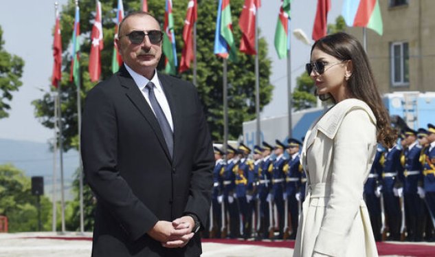 Birinci xanım İlham Əliyevi təbrik etdi