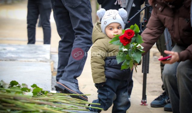 Görüşə bilmədiyi qəhrəman bibisinin məzarına gedən 2 yaşlı Cəlil - FOTO&nbsp;
