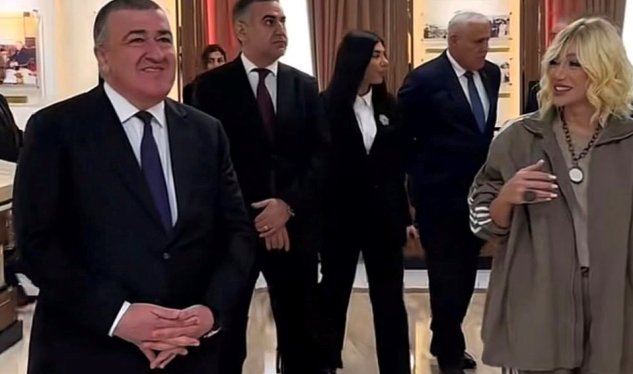 Röyanın icra başçısı ilə bu şəkli tənqid olundu - FOTOLAR