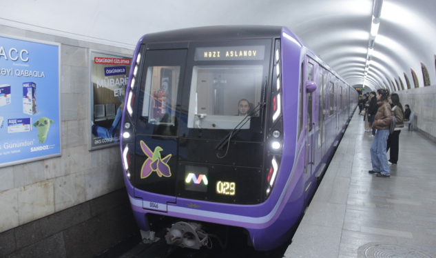 Bakı metrosunda faciə - relsə düşən sərnişin öldü