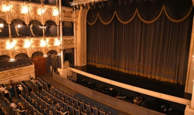 Dövlət teatrlarında baş rejissor ştatı ləğv edildi