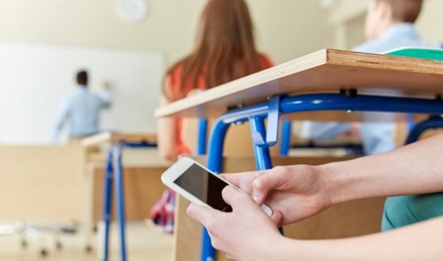 Məktəblərdə telefondan istifadə qadağan edilsin!