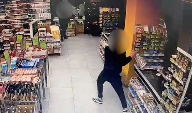 Azərbaycanlı yeniyetmə Tbilisidə mağazanı qarət etdi - FOTO