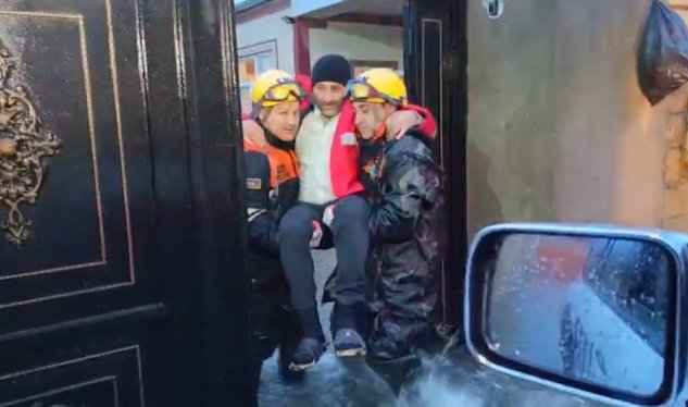 Su basmış ərazilərdən insanlar təxliyə edilir - VİDEO