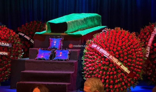 Prezidentlə xanımı&nbsp;Rasim Balayevlə vida mərasiminə əklil göndərdi