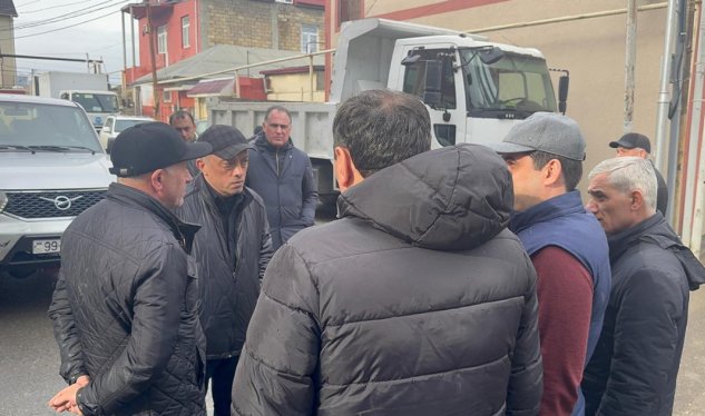 Zaur Mikayılov&nbsp;kollektorun çökdüyü ərazidədir