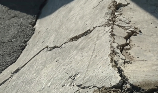 Bibiheybət yolunda sürüşmə&nbsp;təhlükəsi: hərəkət məhdudlaşdırılıb