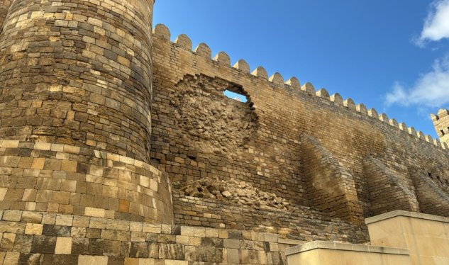 "İçərişəhər"də qala divarı yağışa görə çöküb -&nbsp;RƏSMİ AÇIQLAMA