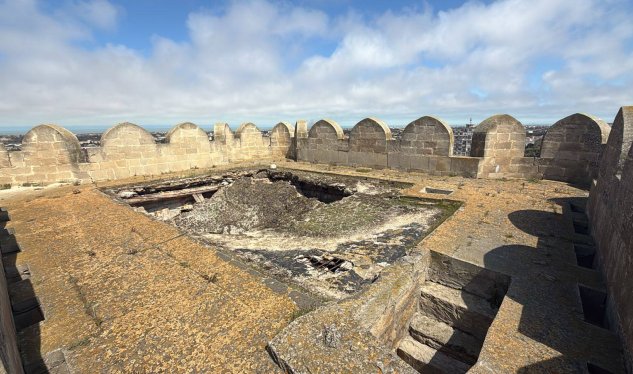 Mərdəkan qəsri çökdü - FOTO