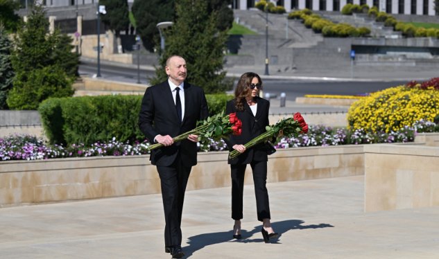 İlham Əliyev xanımı ilə&nbsp;müharibədə həlak olanların xatirəsini anıblar - FOTO
