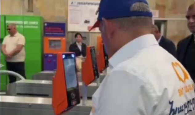 Paşinyan metrodan keçə bilmədi: &ldquo;Bu, tanışlığa görədir?&rdquo; - VİDEO