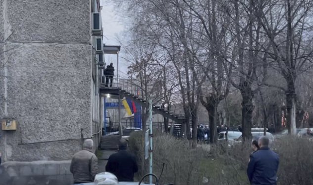 İrəvanda müstəntiqlərə kütləvi hücum: Sərxoş polis saxlanıldı