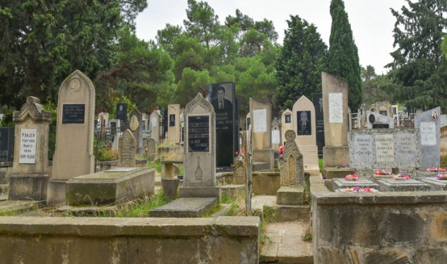 Bu məzar yerləri ətraf torpaqlardan daha bahadır