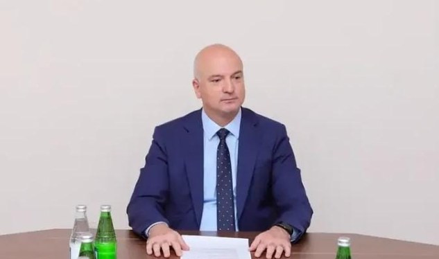 Köhnə nazir yeni naziri belə təbrik etdi - FOTO