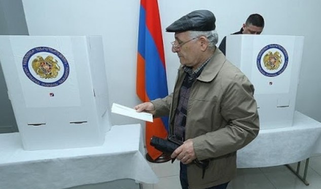 Ermənistan yeni Konstitusiya üçün növbədənkənar seçkiyə gedir