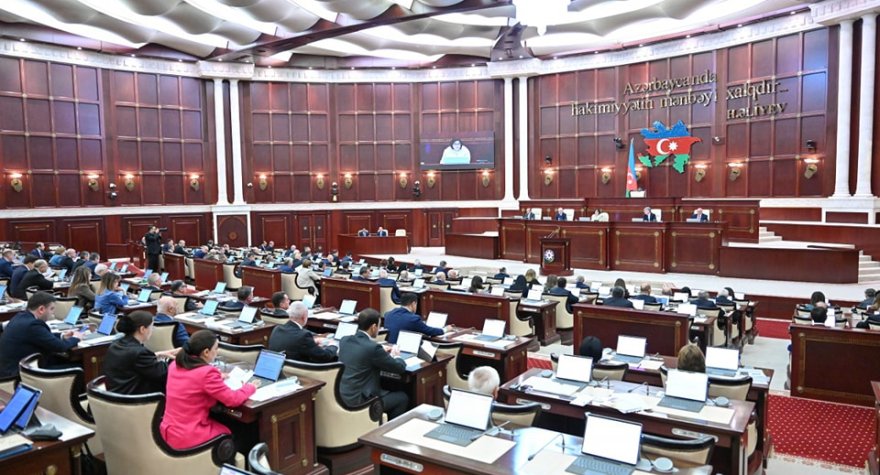 Parlamentin iclası başladı - Deputatlar 12 məsələni müzakirə edir