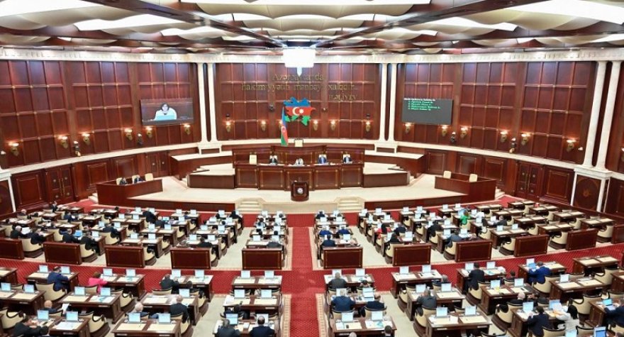 İntizam komissiyası deputatların davranışlarını MÜZAKİRƏ ETDİ