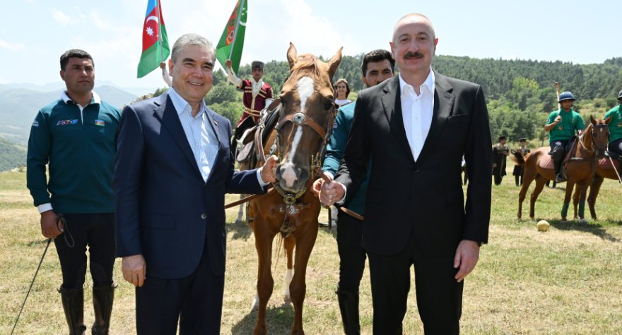 Qurbanqulu Berdiməhəmmədova Qarabağ atı hədiyyə edildi