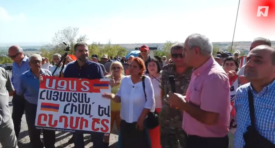 Ermənilər etiraz aksiya keçirir: Rus qoşunları çıxarılsın! - VİDEO