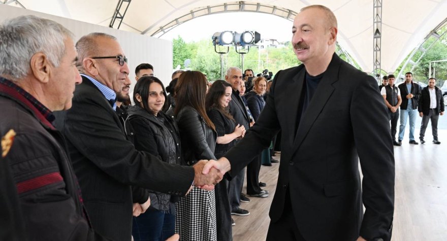 Prezident yurdlarına dönmüş sakinlərlə görüşdü