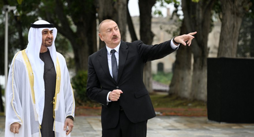 Prezidentlər Şuşada güllələnmiş heykəllərə baxıblar