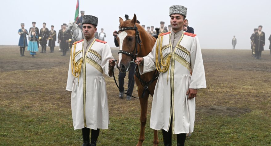 İlham Əliyev həmkarına “Ərgünəş” adlı Qarabağ atı hədiyyə etdi - FOTO