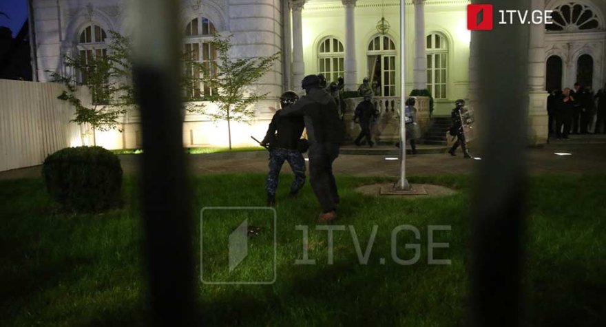 Tbilisidə ara qarışdı: etirazçılar Prezident Sarayının ərazisinə basqın etdilər - FOTOLAR