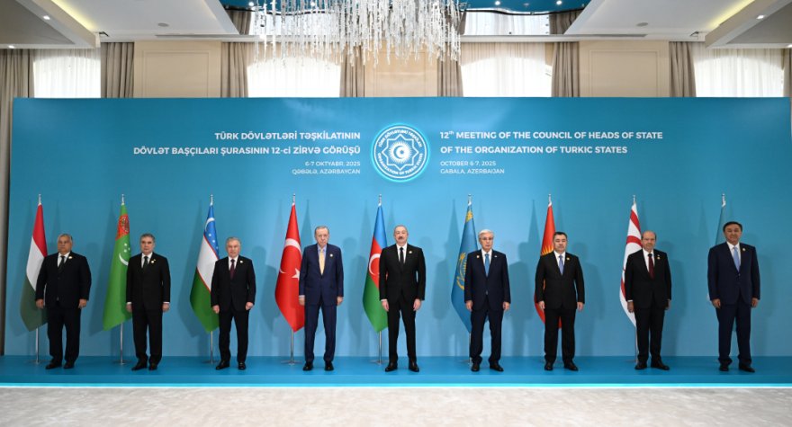 İlham Əliyev Zirvə Görüşündə iştirak edən dövlət və hökumət başçılarını qarşıladı - FOTOLAR