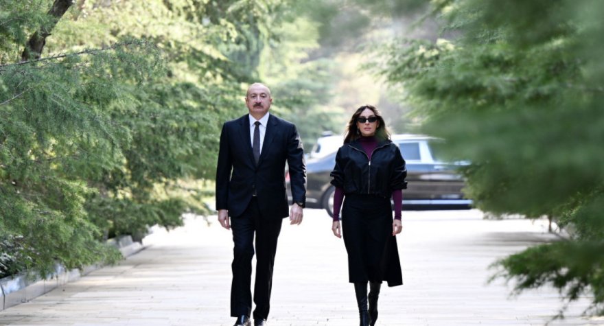 Prezident və birinci xanım Ulu Öndərin məzarını ziyarət etdilər