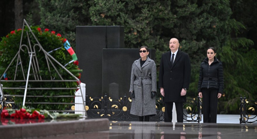 Prezident və birinci xanım Heydər Əliyevin məzarını ZİYARƏT EDİBLƏR