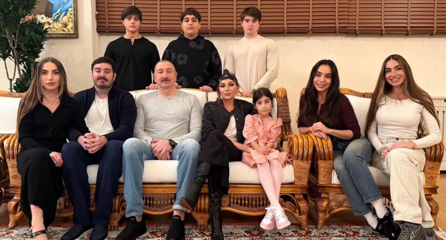 İlham Əliyev ad günündə ailəsi ilə birlikdə - FOTO