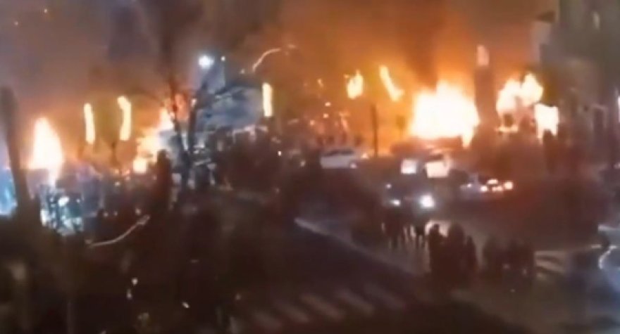 Tehran alov içində -&nbsp;etirazlar silahlı toqquşmaya çevrilir - GÖRÜNTÜ