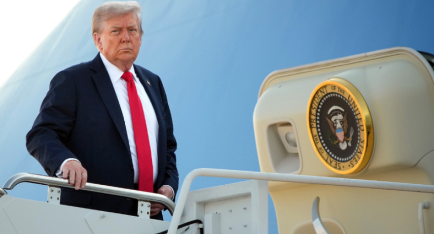 Trampın Davosa uçan təyyarəsində&nbsp;problem yarandı - ABŞ-yə qaytdı