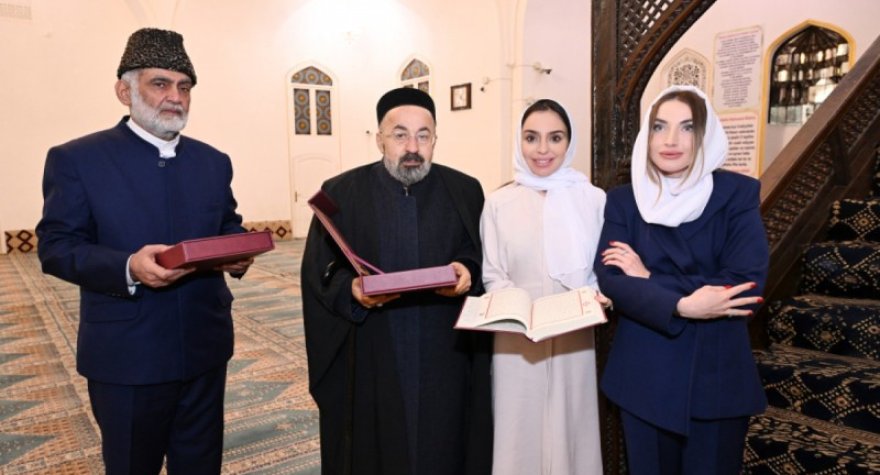 Prezidentin qızı və gəlini Şah Abbas məscidində &nbsp;- FOTOLAR