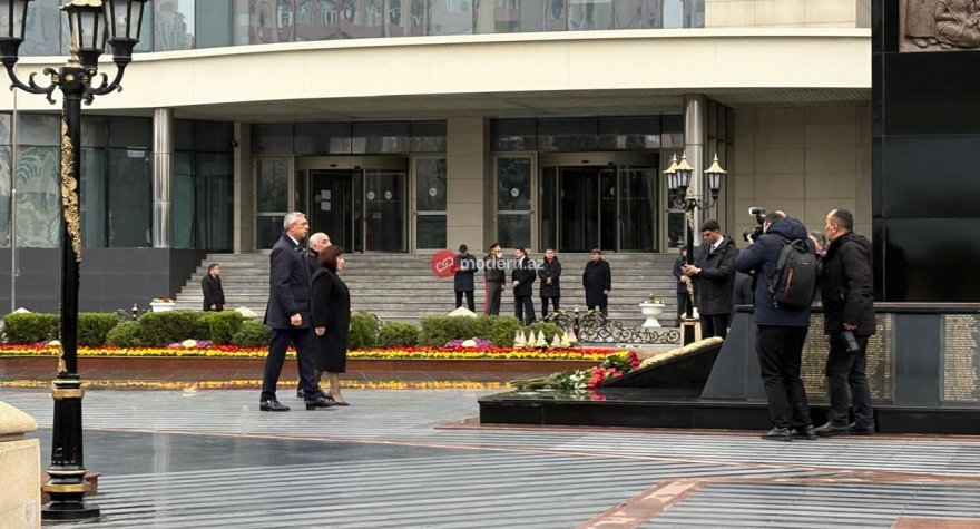 Rəsmilər "Ana harayı" abidəsini ziyarət etdilər - FOTOLAR